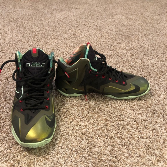 Nike LeBron 11 King's Pride Parachute Gold - Picture 4 of 5